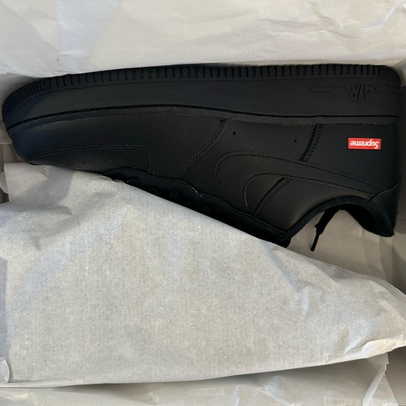 Supreme x Nike Air Force 1 Low - Picture 9 of 12